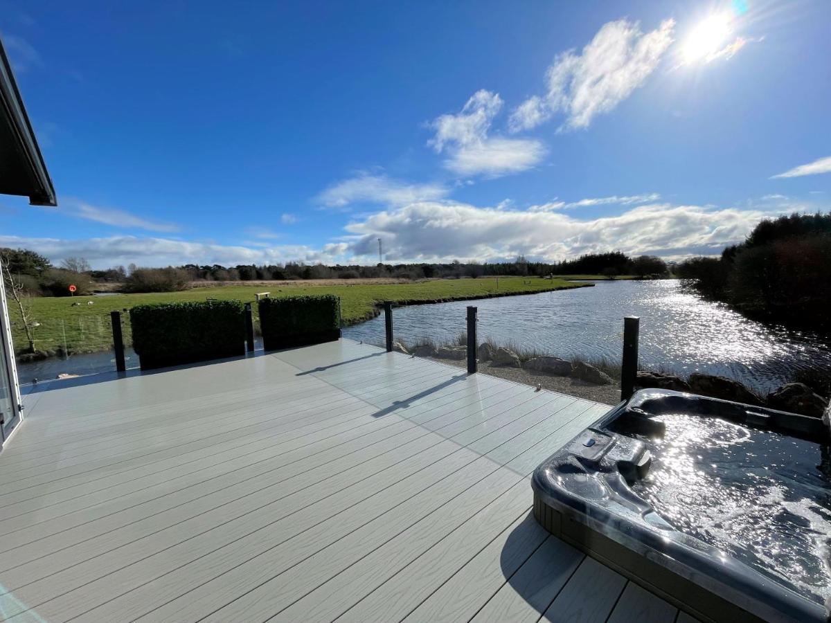 Luxury Lakeside Lodge With Htub Beautiful Views Annan Luaran gambar