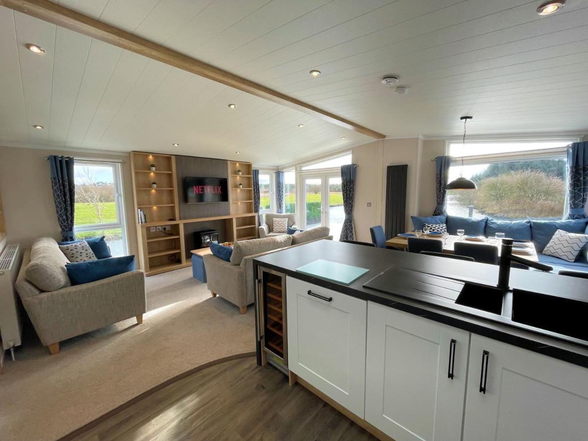Luxury Lakeside Lodge With Htub Beautiful Views Annan Luaran gambar