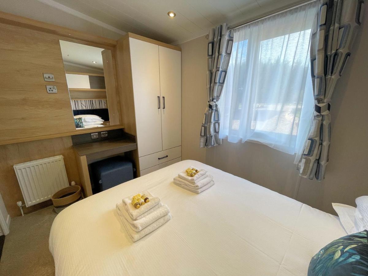 Luxury Lakeside Lodge With Htub Beautiful Views Annan Luaran gambar